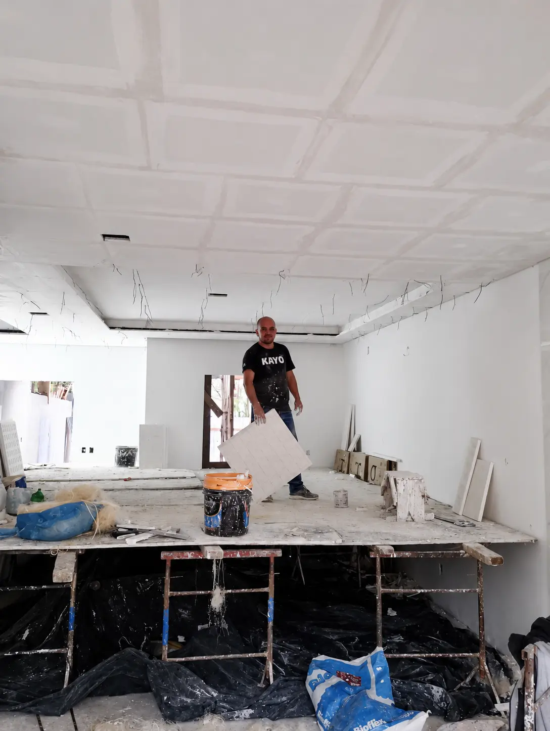 Gesseiro profissional trabalhando em obra de alto padrão em Joinville